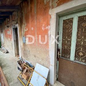 RIJEKA, KOZALA - samostojeća stara talijanska villa iz 1912. godine s pogledom na more i 2.383 m2 okućnice! PRILIKA!