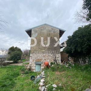 RIJEKA, KOZALA - samostojeća stara talijanska villa iz 1912. godine s pogledom na more i 2.383 m2 okućnice! PRILIKA!