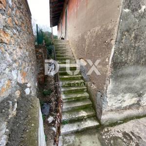 RIJEKA, KOZALA - samostojeća stara talijanska villa iz 1912. godine s pogledom na more i 2.383 m2 okućnice! PRILIKA!