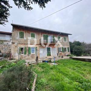 RIJEKA, KOZALA - samostojeća stara talijanska villa iz 1912. godine s pogledom na more i 2.383 m2 okućnice! PRILIKA!