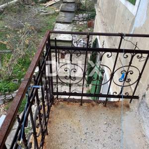 RIJEKA, KOZALA - samostojeća stara talijanska villa iz 1912. godine s pogledom na more i 2.383 m2 okućnice! PRILIKA!