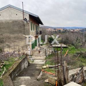 RIJEKA, KOZALA - samostojeća stara talijanska villa iz 1912. godine s pogledom na more i 2.383 m2 okućnice! PRILIKA!