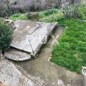 RIJEKA, KOZALA - samostojeća stara talijanska villa iz 1912. godine s pogledom na more i 2.383 m2 okućnice! PRILIKA!
