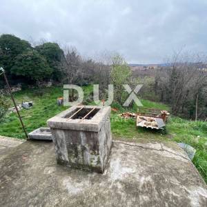 RIJEKA, KOZALA - samostojeća stara talijanska villa iz 1912. godine s pogledom na more i 2.383 m2 okućnice! PRILIKA!