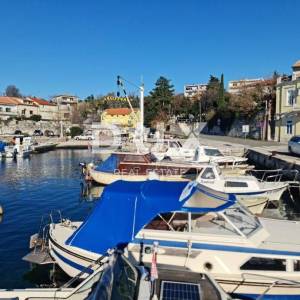 RIJEKA, KRALJEVICA - Apartmanska kuća u prvom redu do mora