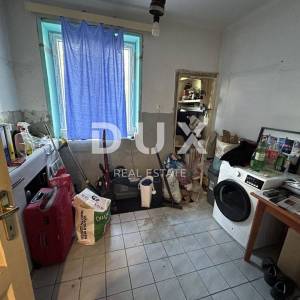 RIJEKA, KRALJEVICA, CENTAR - stan u prizemlju udaljen samo 110 metara od mora! PRILIKA!