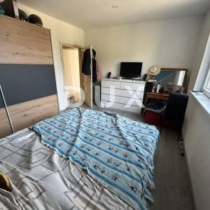 RIJEKA, KRALJEVICA, CENTAR - stan u prizemlju udaljen samo 110 metara od mora! PRILIKA!