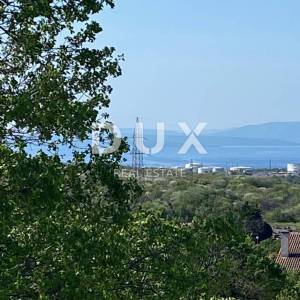 RIJEKA, KRASICA - građevinsko zemljište 1330m2 s pogledom na more za stambenu zgradu - stanove / apartmane / obiteljsku kuću / ...