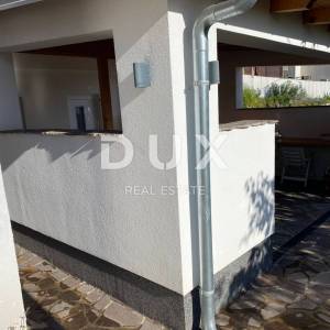 RIJEKA, KRIMEJA - 2 samostojeće kuće s pogledom na more + 2 pomoćne zgrade + okućnica! PRILIKA!