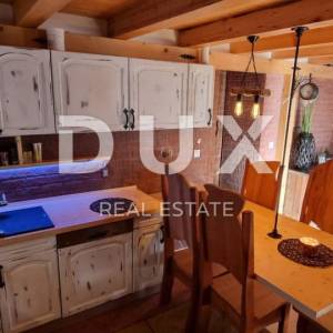 RIJEKA, KRIMEJA - 2 samostojeće kuće s pogledom na more + 2 pomoćne zgrade + okućnica! PRILIKA!