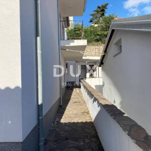 RIJEKA, KRIMEJA - 2 samostojeće kuće s pogledom na more + 2 pomoćne zgrade + okućnica! PRILIKA!