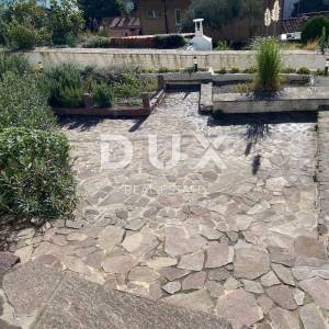 RIJEKA, KRIMEJA - 2 samostojeće kuće s pogledom na more + 2 pomoćne zgrade + okućnica! PRILIKA!
