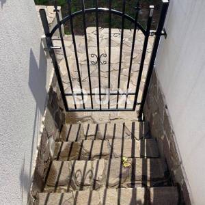 RIJEKA, KRIMEJA - 2 samostojeće kuće s pogledom na more + 2 pomoćne zgrade + okućnica! PRILIKA!