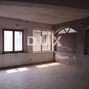 RIJEKA, KRNJEVO - Etaža kuće od 184 m2 za kompletnu renovaciju
