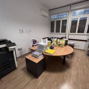 RIJEKA, PEĆINE - Poslovni prostor 144m2 kompletno uređen s  5 zasebnih ureda