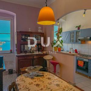 RIJEKA, PEĆINE - PRILIKA gospodski stan 105m2 prvi red do mora