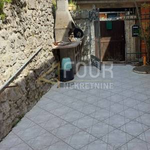 Rijeka, Škurinje, adaptirana kuća s 3 stana i garažom