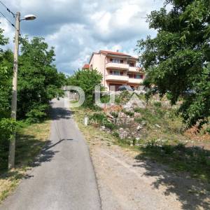 RIJEKA, SRDOČI- građevinsko zemljište 1494m2 za stambenu zgradu–stanove/ apartmane/ obiteljsku kuću/ villu