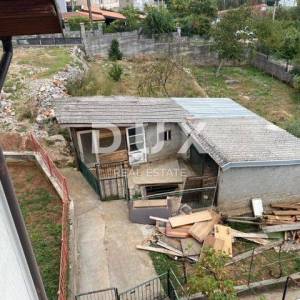 RIJEKA, SRDOČI, GRBCI - samostojeća kuća sa 4 stana + gospodarska zgrada + okućnica! PRILIKA!
