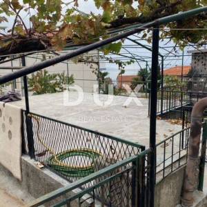 RIJEKA, SRDOČI, GRBCI - samostojeća kuća sa 4 stana + gospodarska zgrada + okućnica! PRILIKA!