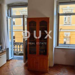 RIJEKA, STARI GRAD – Prostrani 2S+DB stan s balkonom, 97 m², 100m od Korza!!!