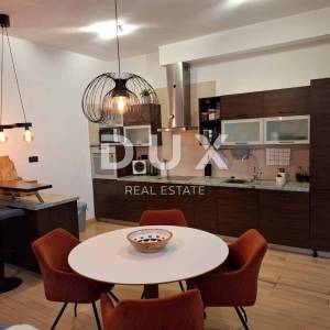 RIJEKA, STROGI CENTAR – idealan stan za život i rad u srcu grada