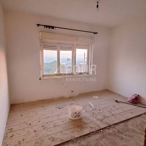 Rijeka, Trsat, samostojeća kuća s projektom za 2 stana i 2 garaže