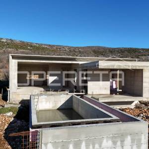 Roh-bau kuća s bazenom i wellness zonom u srcu prirode, nadomak Splita, 220 m2
