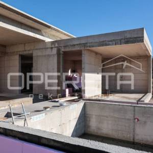 Roh-bau kuća s bazenom i wellness zonom u srcu prirode, nadomak Splita, 220 m2
