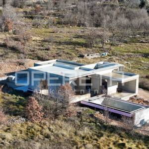 Roh-bau kuća s bazenom i wellness zonom u srcu prirode, nadomak Splita, 220 m2
