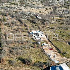 Roh-bau kuća s bazenom i wellness zonom u srcu prirode, nadomak Splita, 220 m2
