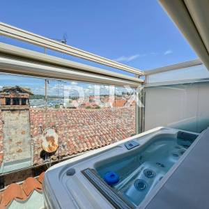 ROVINJ, CENTAR – vrhunsko uređeni objekt u srcu Rovinja s krovnom terasom, pogled, jacuzzi