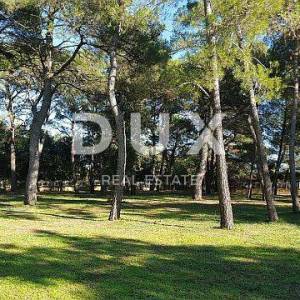 ROVINJ - građevinski teren 1881m2 za hotel / boutique hotel / motel / kamp / apartmane / ville - kuće za iznajmljivanje sa baze...