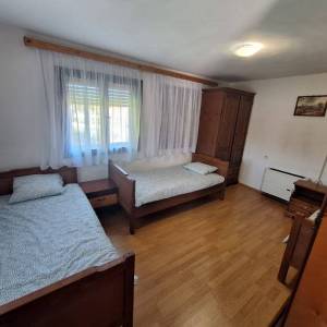 RUGVICA, JEŽEVO - Najam kuće za radnike