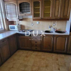 RUKAVAC, MATULJI - samostojeća kuća s 2 stana + garaža + konoba za renovaciju