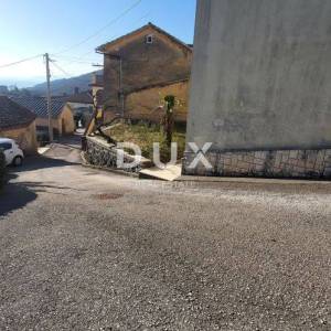RUKAVAC, MATULJI - samostojeća kuća s 2 stana + garaža + konoba za renovaciju