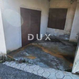 RUKAVAC, MATULJI - samostojeća kuća s 2 stana + garaža + konoba za renovaciju