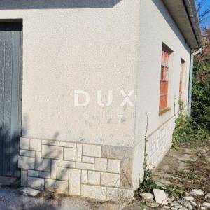 RUKAVAC, MATULJI - samostojeća kuća s 2 stana + garaža + konoba za renovaciju