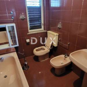 RUKAVAC, MATULJI - samostojeća kuća s 2 stana + garaža + konoba za renovaciju