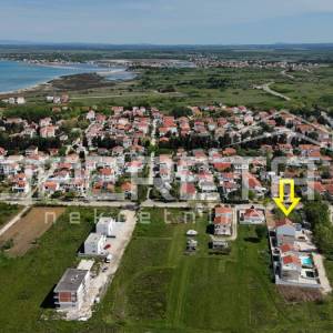 Sabunike - Kuća s tri namještena apartmana, 700m od mora