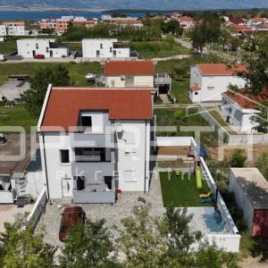 Sabunike - Kuća s tri namještena apartmana, 700m od mora