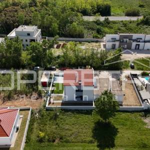 Sabunike - Kuća s tri namještena apartmana, 700m od mora
