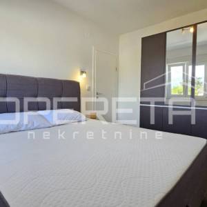 Sabunike - Kuća s tri namještena apartmana, 700m od mora