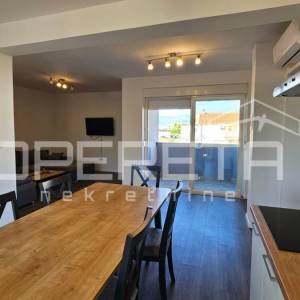 Sabunike - Kuća s tri namještena apartmana, 700m od mora