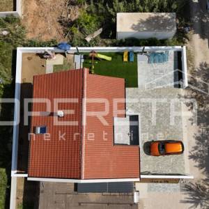 Sabunike - Kuća s tri namještena apartmana, 700m od mora