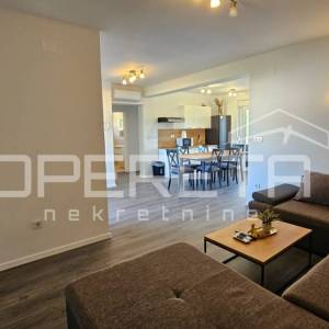 Sabunike - Kuća s tri namještena apartmana, 700m od mora