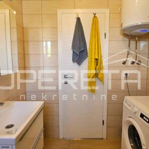 Sabunike - Kuća s tri namještena apartmana, 700m od mora