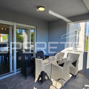 Sabunike - Kuća s tri namještena apartmana, 700m od mora