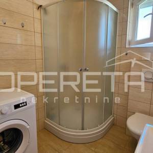 Sabunike - Kuća s tri namještena apartmana, 700m od mora