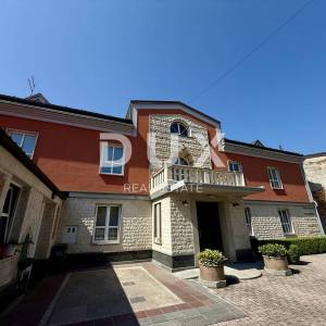 SAMOBOR, CENTAR - prekrasna kuća s velikom okućnicom!